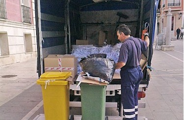 Un camión, con las bolsas de información triturada de Aranjuez | La Gaceta