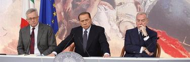 Silvio Berlusconi comparece junto al ministro de Finanzas y el presidente del Consejo de Ministros. | EFE