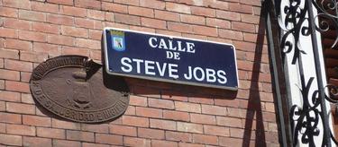 As se vera la placa de la calle Steve Jobs