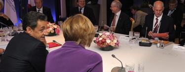 Merkel, Sarkozy y Papandreu, cenando este mircoles en Cannes. | EFE