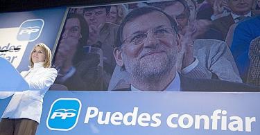 Mª Dolores de Cospedal en el escenario y Rajoy en pantalla | PP