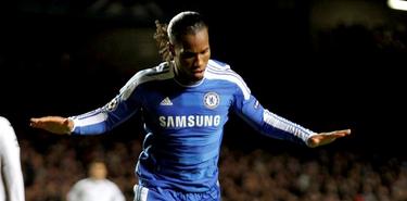 Drogba celebra su primer gol al Valencia. | EFE