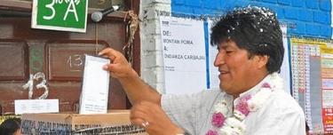 Evo Morales deposita su voto este domingo. | EFE