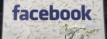 Placa con la firma de los primeros 200 empleados de Facebook en la entrada de su sede en Palo Alto, California. | EFE