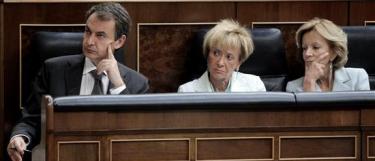 Zapatero y sus vicepresidentas, durante la larga sesión. | EFE.