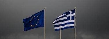 Banderas de la UE y Grecia, en un edificio en Atenas. | EFE