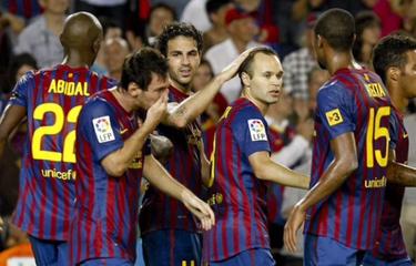 Cesc celebra con sus compaeros su primer gol en Liga. | EFE