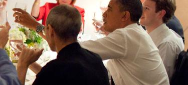 Steve Jobs, Barack Obama y Mark Zuckerberg en una cena en Woodside, California. | Pete Souza/Casa Blanca