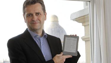 El director de Kindle Europa, Gordon Willoughby, mostrando el Kindle. | Archivo/EFE