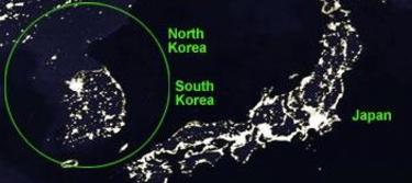 Foto de satélite de la península coreana por la noche.