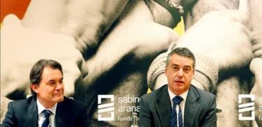 Íñigo Urkullu presenta a Artur Mas, antes de la conferencia que éste pronunció en la Fundación Sabino Arana. EFE