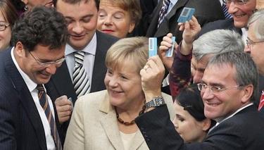 Angela Merkel rodeada por los diputados durante la votacin | EFE