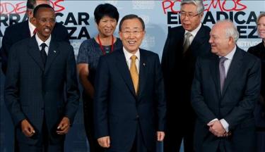 Moratinos sonría al lado de Ban ki Moon y Kagame | EFE