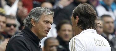 Jos Mourinho da instrucciones a zil durante un partido. | Archivo