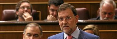 Rajoy, con diputados del PP al fondo | Archivo