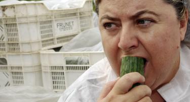 La consejera de Agricultura andaluza, Clara Aguilera, disfrutando de un pepino. | Reuters/Cordon Press 