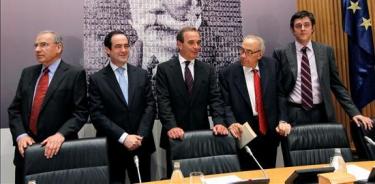 Veteranos y nuevos socialistas posan ante el retrato de Pablo Iglesias. | EFE