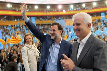 Rajoy, con Rudi y Suárez, en la abarrotada plaza de toros | Tarek / PP