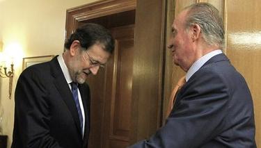 Rajoy se inclina ante el Rey, en su primer encuentro de esta semana | Archivo