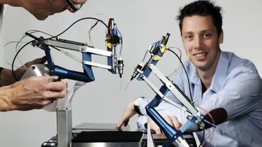 El robot y su creador, Thijs Meenink. | Universidad Tecnolgica de Eindhoven