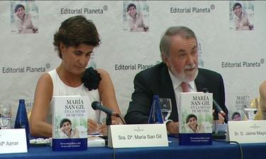 María San Gil y Jaime Mayor Oreja durante la presentación de 'En la mitad de mi vida' | Archivo