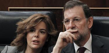 Soraya y Rajoy siguen este mircoles la intervencin de Montoro. | EFE