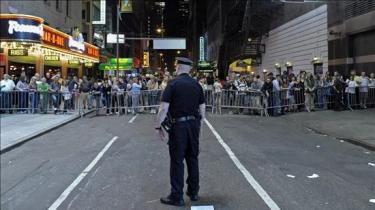 Un policía vigila el cordón de seguridad este sábado por la noche en Nueva York. | EFE