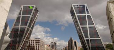 Vista de las Torres Kio, en la Plaza de Castilla de Madrid. | Cordon Press.