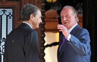 El Rey, ya sin muletas, recibe a Zapatero. | EFE