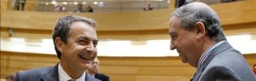 Zapatero ríe con Anasagasti en el Senado. | EFE