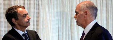 Zapatero conversa con el primer ministro griego Giorgos Papandreu, este lunes en Oslo en la reunión del FMI. | EFE 