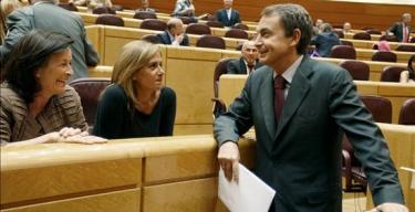 Zapatero charla con las senadoras Ruth Porta y Carmela Silva antes de iniciar la sesión de control. | EFE