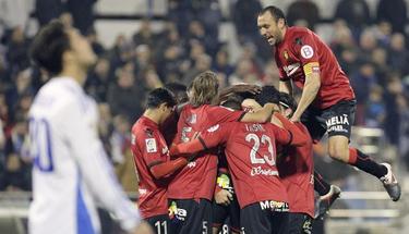 Los jugadores del Mallorca celebran el tanto conseguido por Vctor Casadess. EFE