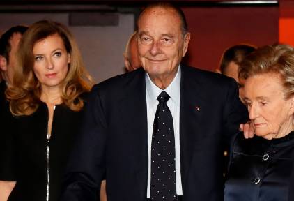 Chirac, entre la pareja de Françoise Hollande y su mujer, Bernadette Chirac | Cordon Press