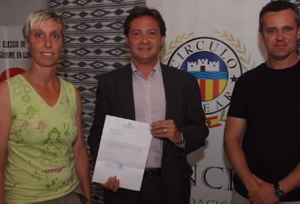 Jorge Campos y los padres denunciantes.