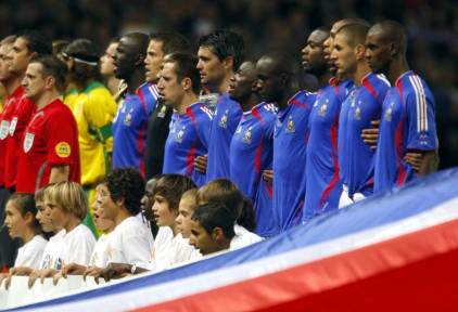 Jugadores franceses escuchan el himno nacional. | Cordon Press