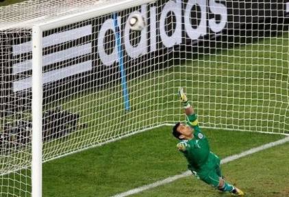 El penalti lanzado por Komano dio en el larguero, y permitió la victoria de Paraguay. | EFE