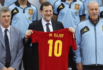 Mariano Rajoy, con una camiseta de la selección española antes de la Eurocopa 2012. | Archivo