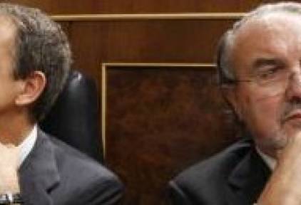Pedro Solbes, con Rodríguez Zapatero, en el Congreso. | Archivo