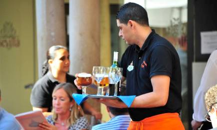 Un camarero, trabajando en Sevilla | Cordon Press