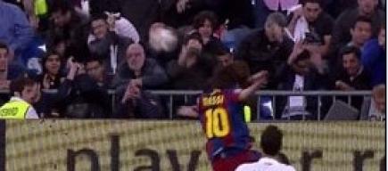 Leo Messi, en el momento en el que lanza deliberadamente un balonazo al público.