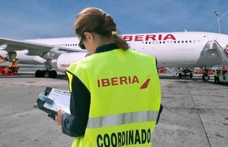 El personal de tierra de Iberia da marcha atrás y mantiene la huelga