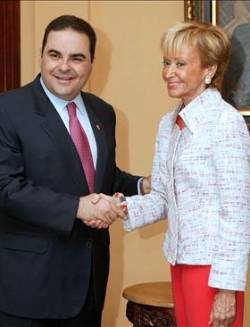 El presidente de El Salvador, Elías Antonio Saca, reveló este lunes en una comparecencia ante los medios de comunicación que durante la reunión con la vicepresidenta primera del Gobierno, María Teresa Fernández de la Vega, habían discutido sobre igualdad de género. Saca le dijo que en su país no habían necesitado tener una ley de igualdad de género. De la Vega le respondió: &quot;Hay que tenerla, presidente Saca&quot;. El presidente salvadoreño le replicó entonces que no necesita cuotas porque las mujeres de su gabinete son &ldquo;muy capaces&rdquo;.