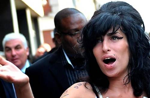 La Madre De Amy Winehouse Reconoce Que La Encontró Ebria En La Víspera De Su Muerte Chic 3007