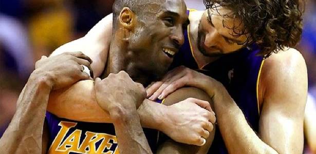 Pau Gasol abraza a Kobe Bryant. | Archivo