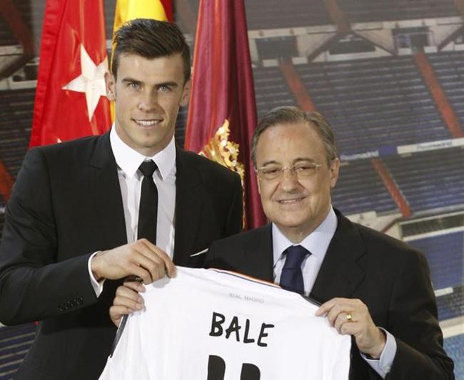 Bale y Florentino con la camiseta que lucirá en el Madrid | Efe