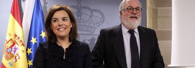 La vicepresidenta del Gobierno, Soraya Senz de Santamara junto a Miguel Arias Caete | EFE