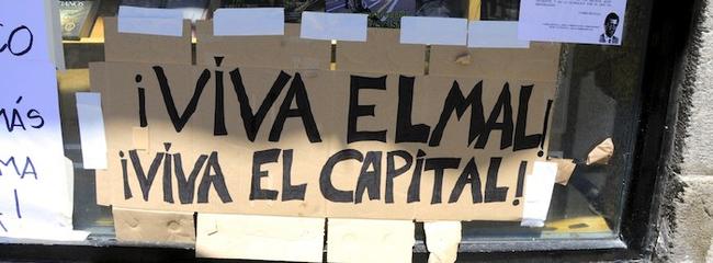 Cartel de protesta, colgado en 2011 en la Puerta del Sol, por miembros del colectivo 15-M. | Cordon Press
