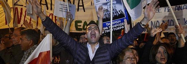 Varios manifestantes frente al Parlamento de Chipre | Efe