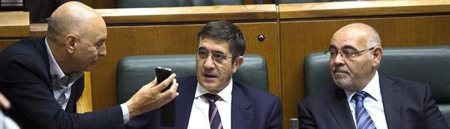 Patxi López, Rodolfo Ares y José Antonio Pastor en el Parlamento vasco.